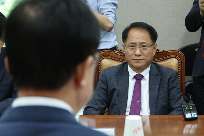 항의방문한 이만희 간사와 면담하는 중앙선관위 박찬진 사무총장