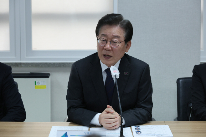 원외지역위원장·당대표 간담회서 인사말하는 이재명 대표