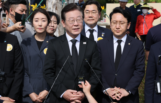 취재진 질문에 답하는 이재명 대표