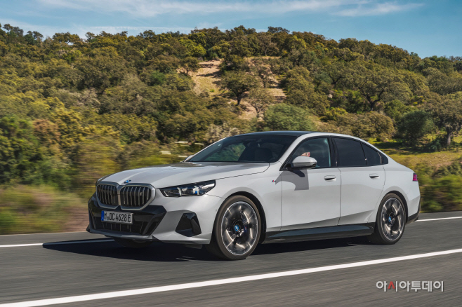 사진-BMW 뉴 5시리즈 최초 공개 (2)