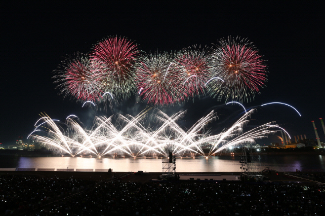 2019년 포항국제불빛축제 메인 불꽃 쇼/제공=포항시