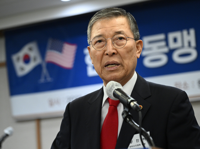 [포토] 개회사하는 황진하 회장