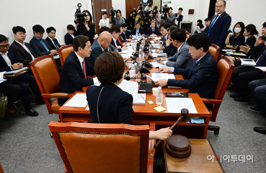 [포토] 전세사기 피해자 지원을 위한 특별법 논의하는 국토법안심사소위