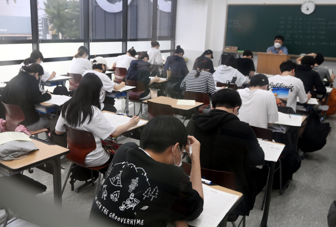 수능 모의평가 치르는 수험생들