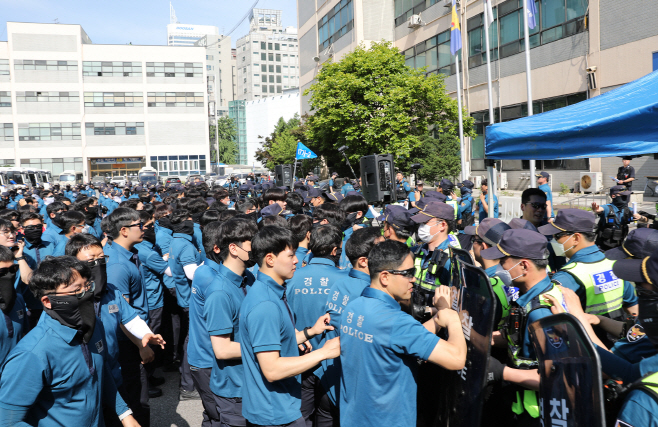 불법 집회ㆍ시위 해산 훈련하는 경찰