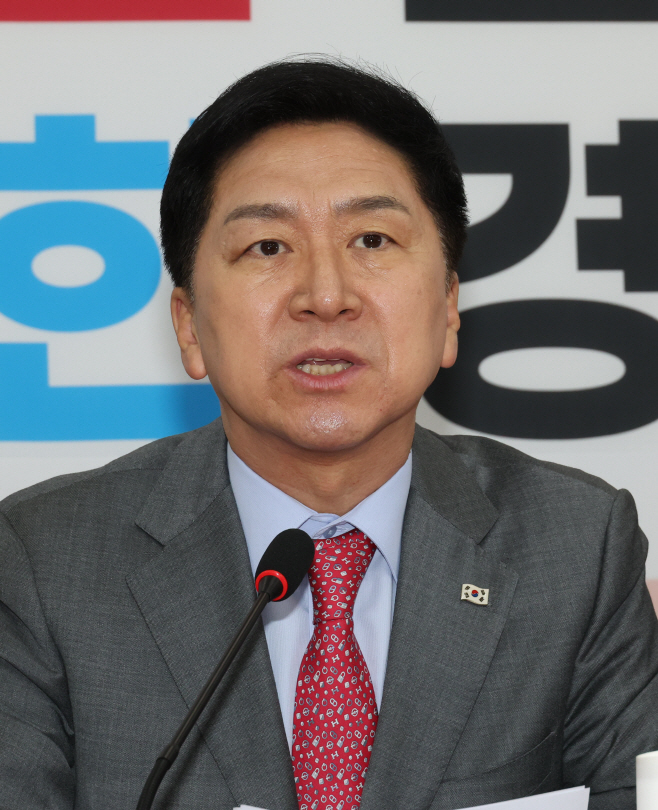 최고위원회의에서 발언하는 김기현 대표