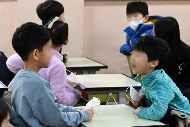 마스크 벗고 대화하는 학생들