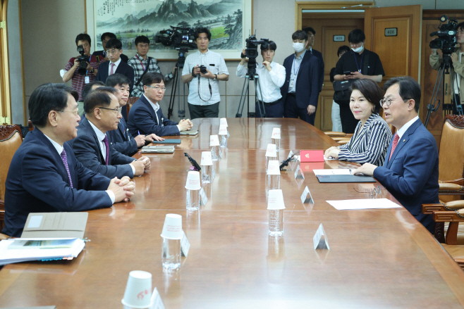 국회 행안위 여당 간사, 중앙선관위 항의 방문