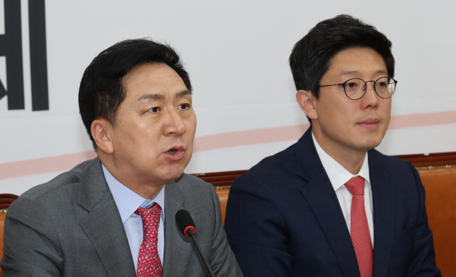 최고위원회의에서 발언하는 김기현 대표