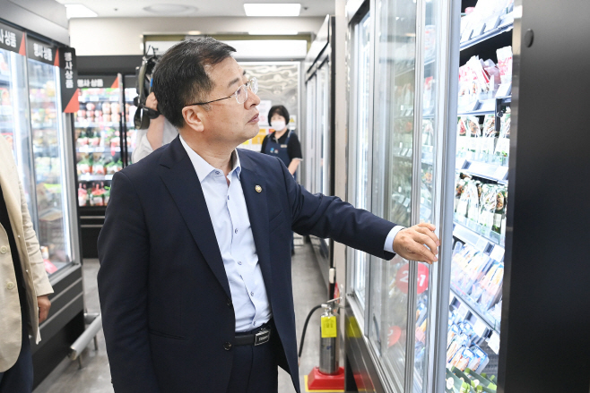 산업부 식품매장 냉장고 문달기 사업 현장