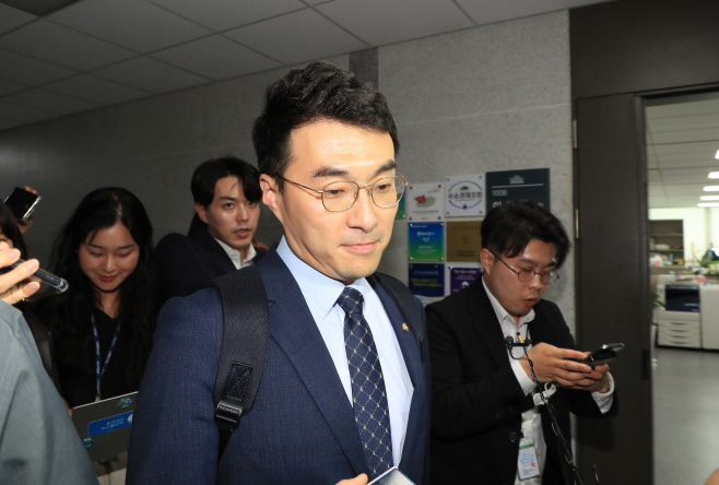 의원사무실 나서는 김남국 의원