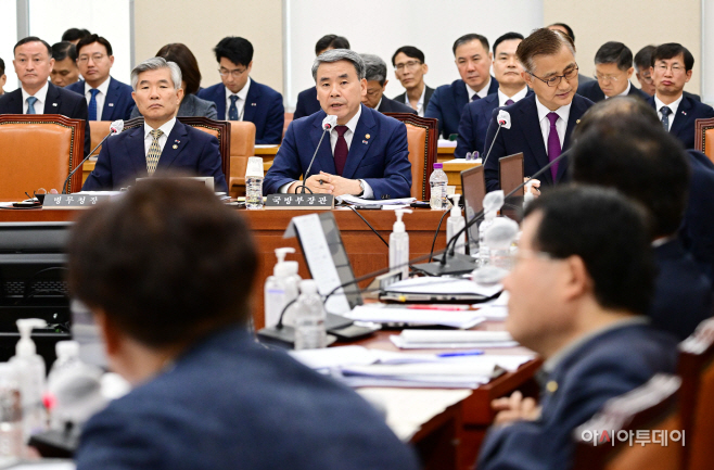 [포토] 의원들 질의에 답변하는 이종섭 국방부 장관
