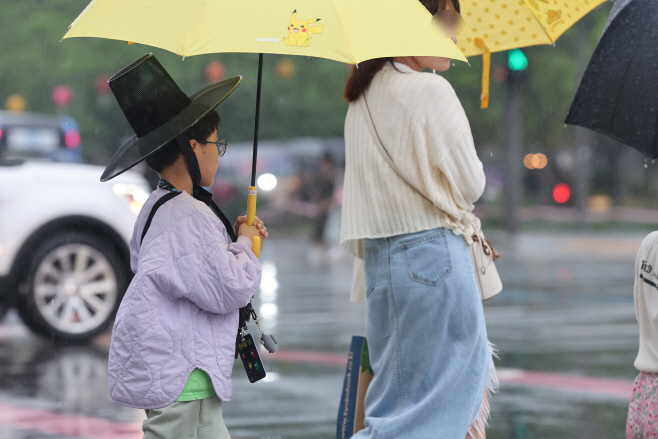 갓과 우산<YONHAP NO-2758>