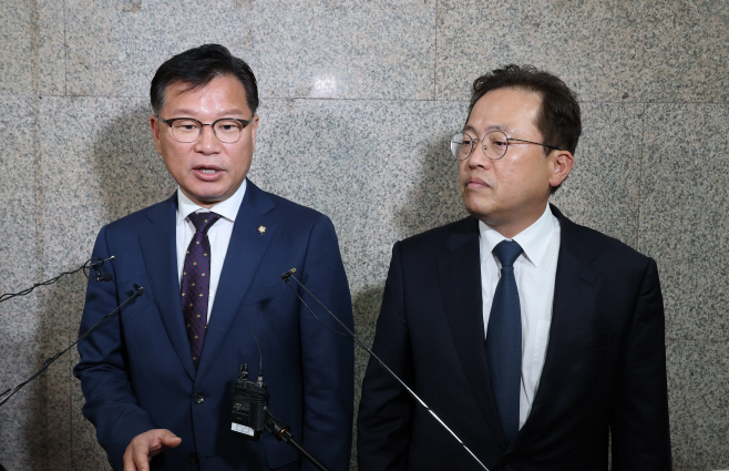 기자질문에 답하는 이양수 원내수석부대표와 송기헌 원내수석부대표