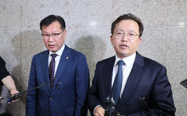 기자질문에 답하는 이양수 원내수석부대표와 송기헌 원내수석부대표