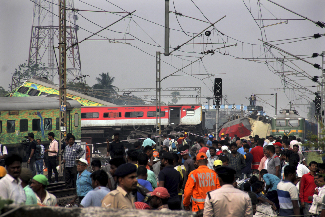 APTOPIX India Train Derailment <YONHAP NO-2155> (AP)