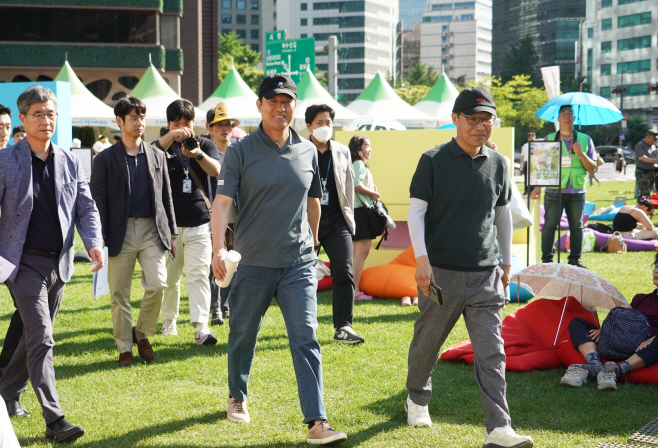 서울광장 제로웨이스트 체험부스 둘러보는 오세훈 서울시장-6