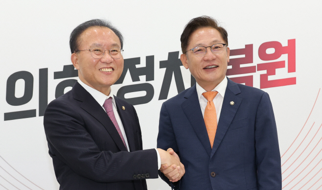 배진교 원내대표와 악수하는 윤재옥 원내대표