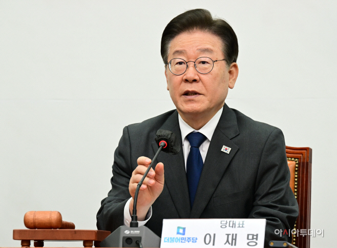[포토] 이재명 대표 '김기현 대표, 국회 로텐더홀에 의자 놓고 토론하자'