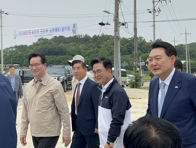 부여찾은 윤석열 대통령에 스마트팜 지원 건의