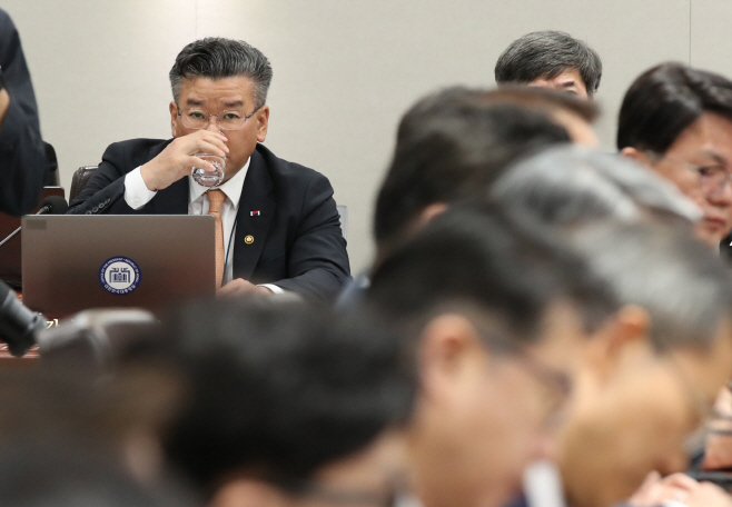물 마시는 유병호 감사원 사무총장<YONHAP NO-1794>