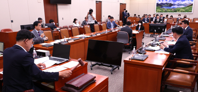 의사봉 두드리는 이명수 외교통일위원회 법안심사소위원장