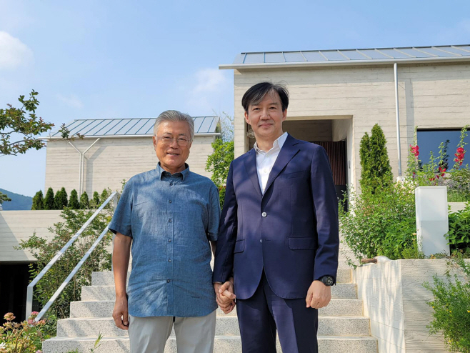 양산 평산마을 찾아 문 전 대통령 만난 조국