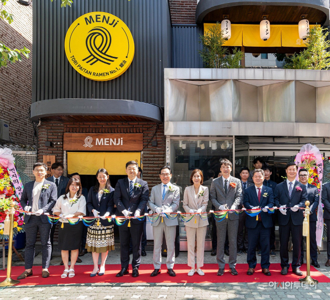 사진1_본아이에프 일본 라멘 전문점 '멘지' 홍대점 오픈 커팅식