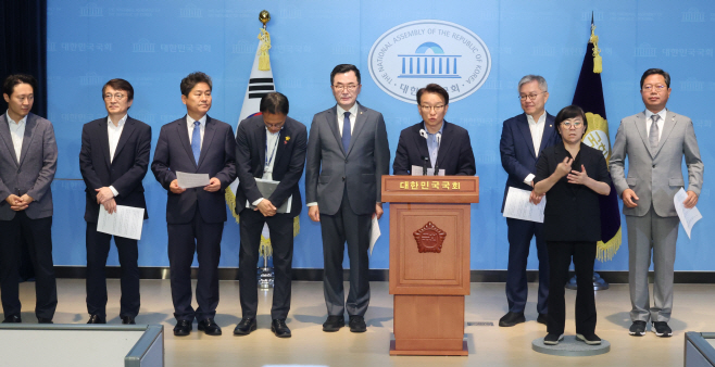 기자회견 하는 민주당 법사위 의원들
