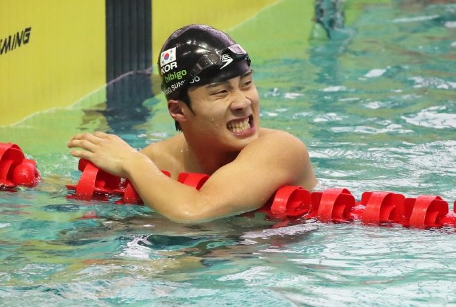 기록 바라보는 황선우<YONHAP NO-3725>