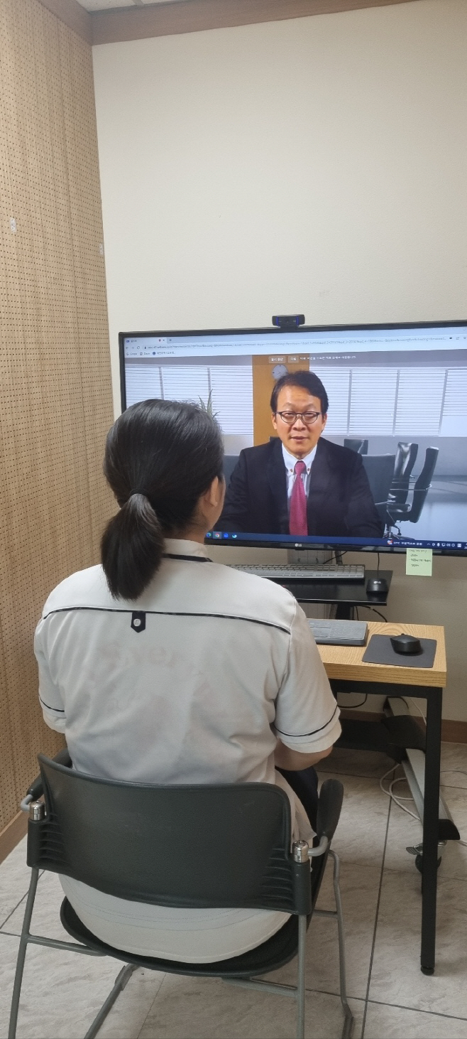 AI 모의면접 중인 학생(과학직업정보과) 사진1
