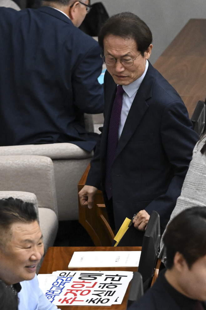 [포토] 피켓 바라보는 조희연 서울시교육감