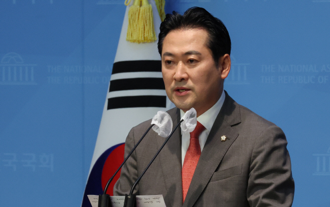 논평하는 장동혁 원내대변인