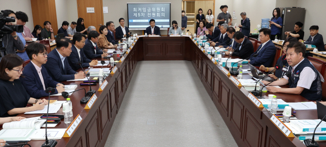 5차 전원회의 진행하는 사용자, 근로자, 공익위원들