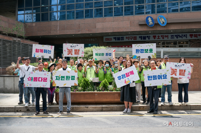 [사진자료 1] BAT로스만스, 꽃밭으로 깨끗한 골목상권 만든다