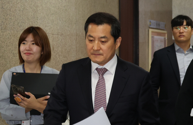 여성대상 범죄 신상공개 확대 방안 법무부 실무보고에 참석하는 박대출 정책위의장