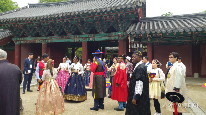 (관광정책과)한옥마을 관광객 현황사진2 이국인