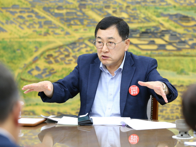 주낙영 경주시장이 시청 대외협력실에서 국·소·본부장회의를