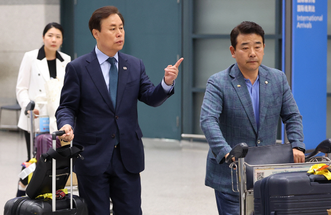 민주당 방중 의원단 귀국