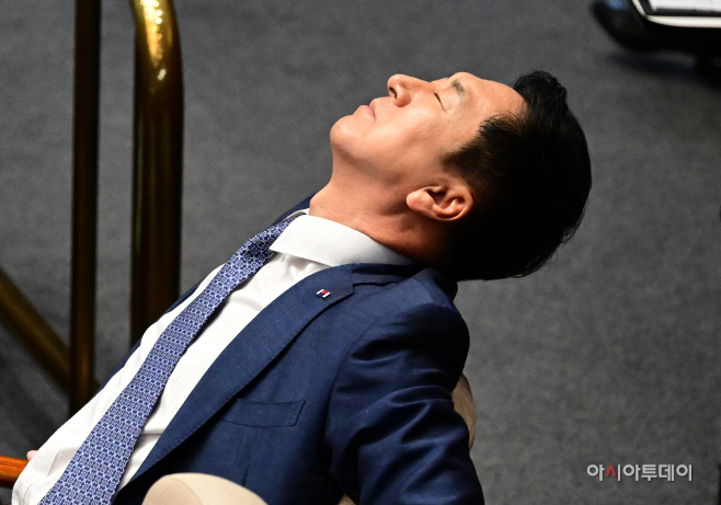 [포토] 고개 뒤로 젖힌 김기현 대표