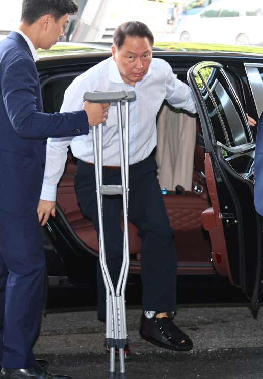 목발 짚고 회의장 향하는 최태원 회장