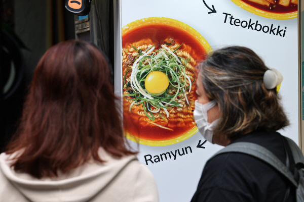 라면 물가 1년만에 13%↑<YONHAP NO-2289>
