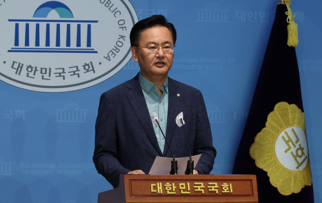 논평하는 유상범 수석대변인