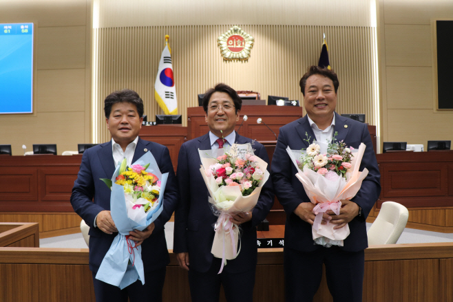 4-4. 사진(박홍열 도의원, 제13회 의정대상 수상)