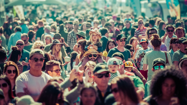 crowd-5076714_1280