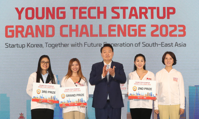 윤석열 대통령, 스타트업 챌린지 행사장 방문