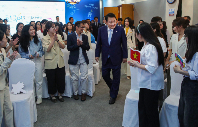 베트남 한국어 학습자와 만나는 윤석열 대통령 내외