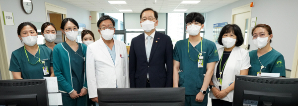 조승환 장관, 부산보훈병원 방문<YONHAP NO-3043>