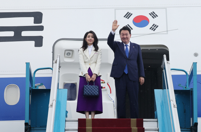귀국길 오르는 윤석열 대통령 내외