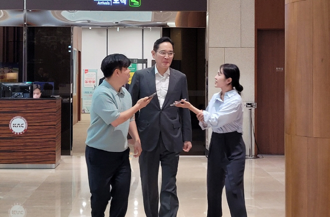 프랑스·베트남 출장 마치고 귀국한 이재용 삼성전자 회장